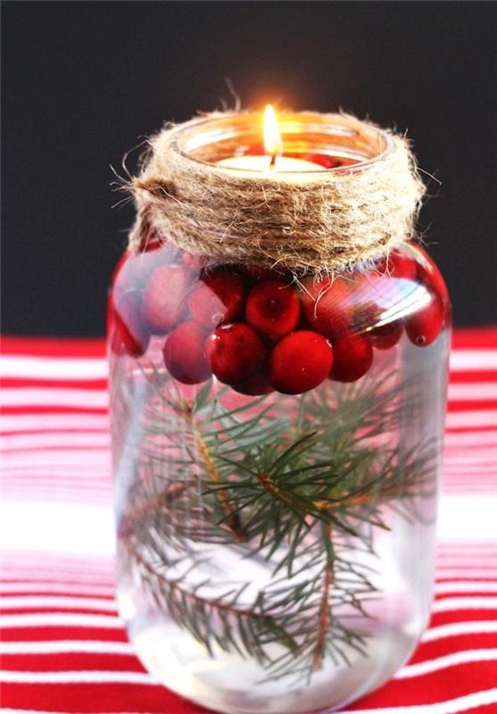 ako vyrobiť DIY plávajúcu sviečku v sklenenej nádobe s borovicovými ratolesťami, ozdobou cezmíny a konopného špagátu