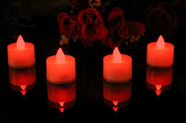 laddningsbart-led-ljus-ett-fantastiskt-foto-av-fyra-ljus-och-några-röda rosor