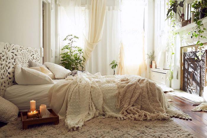Jednoduchý nápad pre dospievajúcu spálňu v štýle tumblr, chladná dekorácia so sviečkami a zelenými rastlinami, huňatý koberec, originálne biele čelo postele
