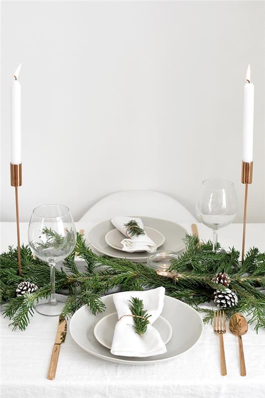 vita ljus julbord dekoration natur rosguld ljusstake vita servettgröna grenar glasögon vita kottar