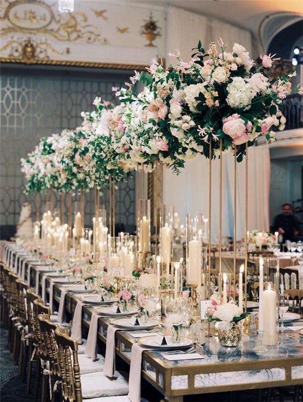 aranžovanie svadobných kvetov na výšku, stredobod sviečky, zlaté akcenty, originálna dekorácia svadobného stola
