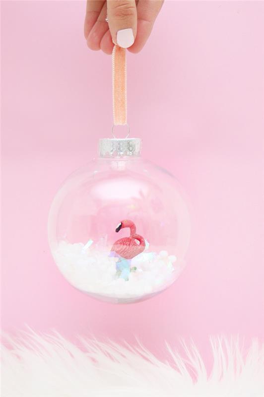dobrý nápad na vianočnú ozdobu, ktorú si ľahko vyrobíte s transparentnými guličkami vianočného stromčeka, falošným snehom a figúrkami plameniakov