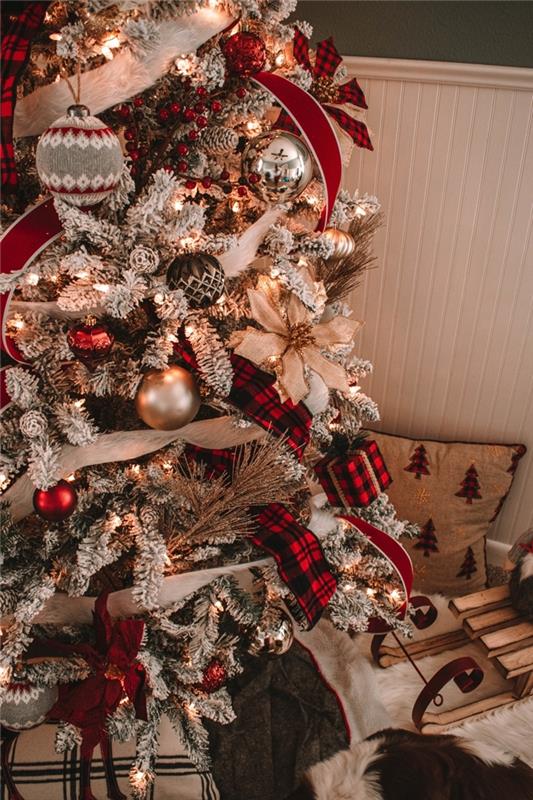 vianočný ples geometrický sivý sveter vzory čiary ako ozdobiť stromček v bielej a červenej farbe
