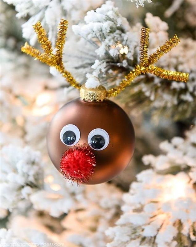 ručne robená vianočná čačky Rudolfov vzor, ​​soby Santa Clausa s nosom z červenej bambulky, zlaté parohy na čistenie fajok a pohyblivé oči, jedľa biela