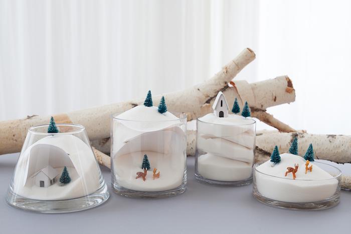 malé scény snehová guľa v sklenenej nádobe s umelým snehom a figúrkami jeleňov a jedlí, vianočná dekorácia na výrobu