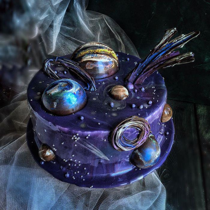 neobvyklá narodeninová torta pre dospelých muž fialová poleva so zrkadlovou polevou a farebné planéty