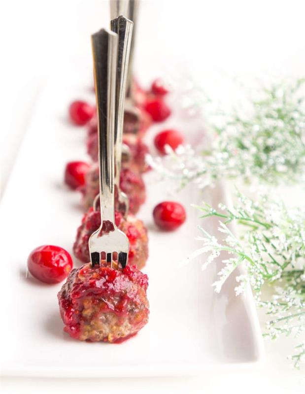 fašírky s brusnicovým džemom v bielom podnose, vianočný predkrm na prípravu deň vopred