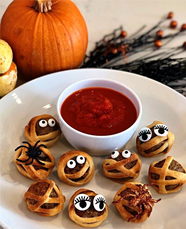 Mäsové guľky a pásiky na cesto na pizzu, ľahký a rýchly halloweensky recept na aperitív