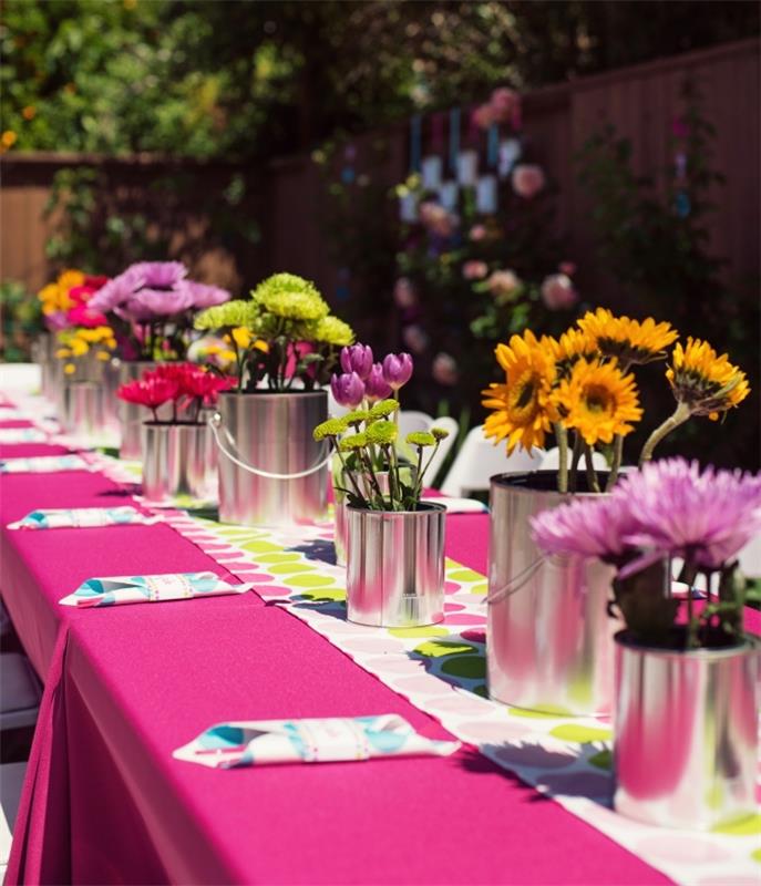 príklad, ako ozdobiť vonkajší narodeninový stôl kyticami kvetov a skladanými obrúskami vo vrecku