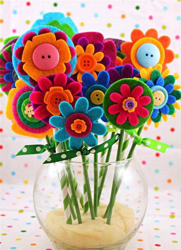 kytica z plstených kvetov rôzneho tvaru a farby ozdobená gombíkmi, ručne vyrobený darček ako darček ku dňu matiek 2019