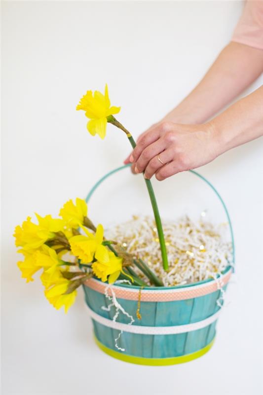 hur man anpassar en gammal trähink, DIY manuell aktivitet för påsk, pastellblå korg med blommor