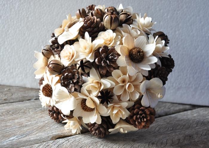 exempel på en handgjord bukett med konstgjorda blommor och kottar, idé om vad man kan göra med kottar