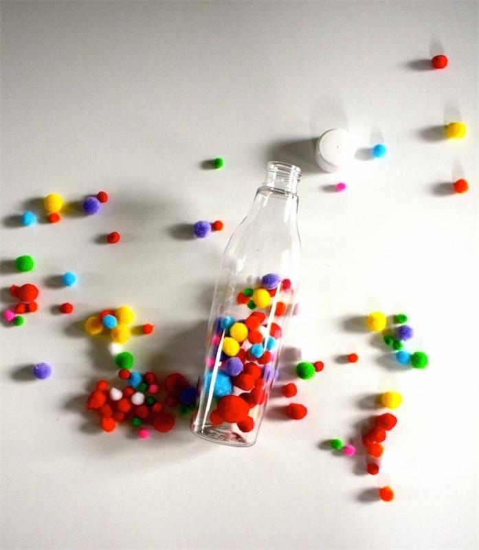hur man gör en montessori -leksak, glasflaskemodell att fylla med små färgglada pom poms för att göra en leksak