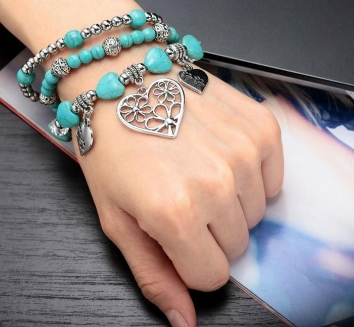 elastiskt-armband-dekorerat-med-pärlor-och-stenar-fantastisk-idé-hur-till-elastiska-armband