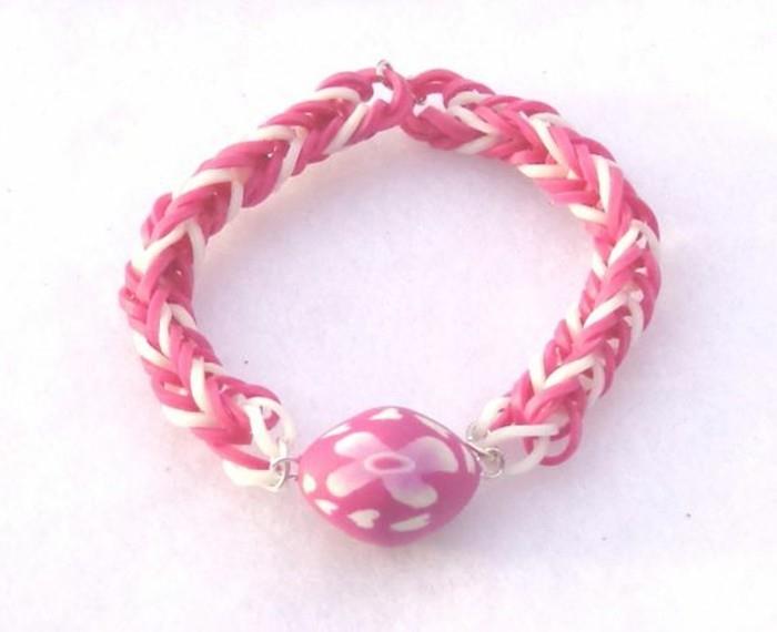 elastiskt-armband-i-rosa-och-vitt-prydda-med-ett-fint-hängsmycke