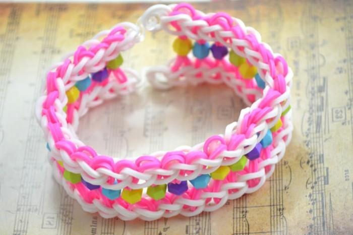elastiskt-armband-mycket-fin-modell-mjuk-mycket-feminin-i-rosa-och-vita-och-pärlor