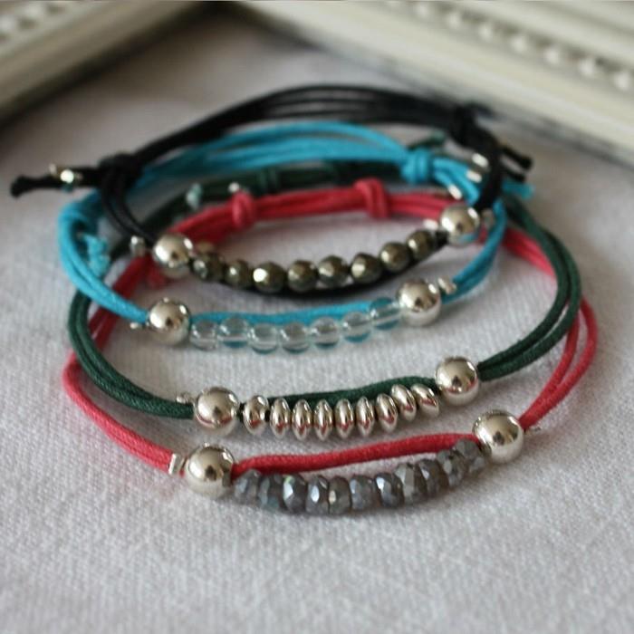 elastiskt-armband-dekorerat-med-pärlor-och-olika-tillbehör