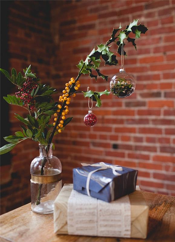 Vianočný stôl výzdoba nápad urobiť sami, sklenená váza s vetvami cezmíny a priehľadné vianočné gule plnené cezmínu