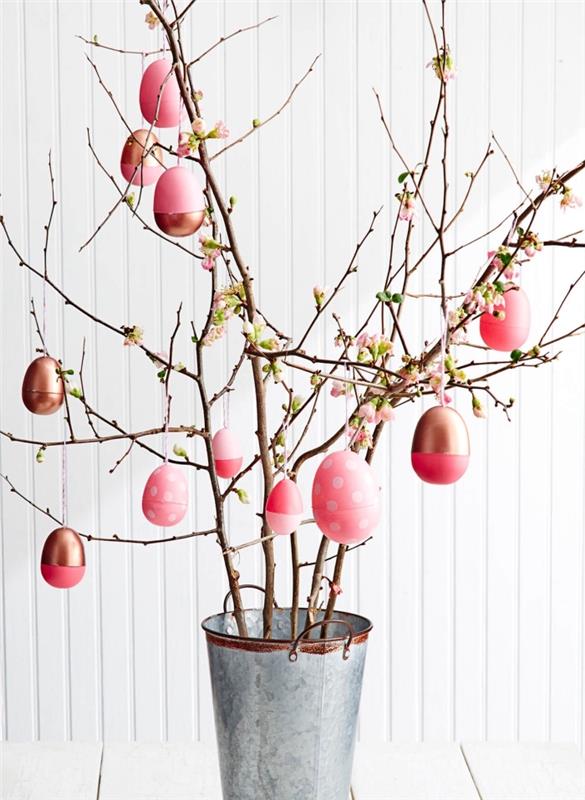 فكرة سهلة وسريعة لتزيين عيد الفصح مع فروع شجرة الكرز المزينة ببيض عيد الفصح البلاستيكي المطلي بالذهب الوردي