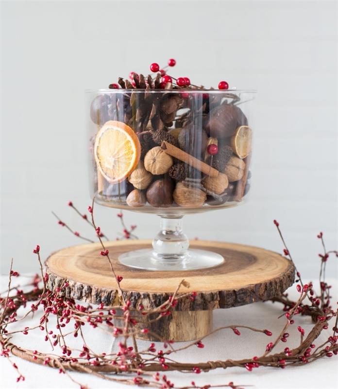 dekorativ tallkotte att göra i en glasbehållare fylld med säsongens frukter och nötter, DIY fall dekorativt föremål