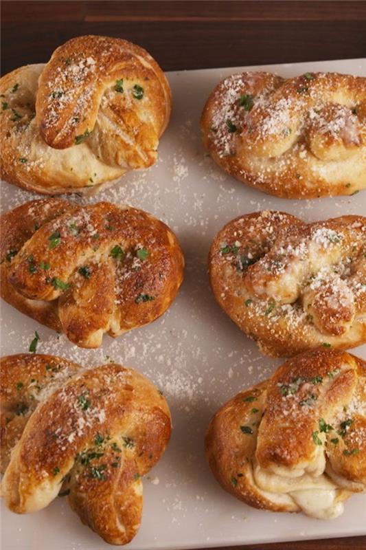 brödbett, med parmesan och örter, vegetariska aptitretare recept, vit tallrik