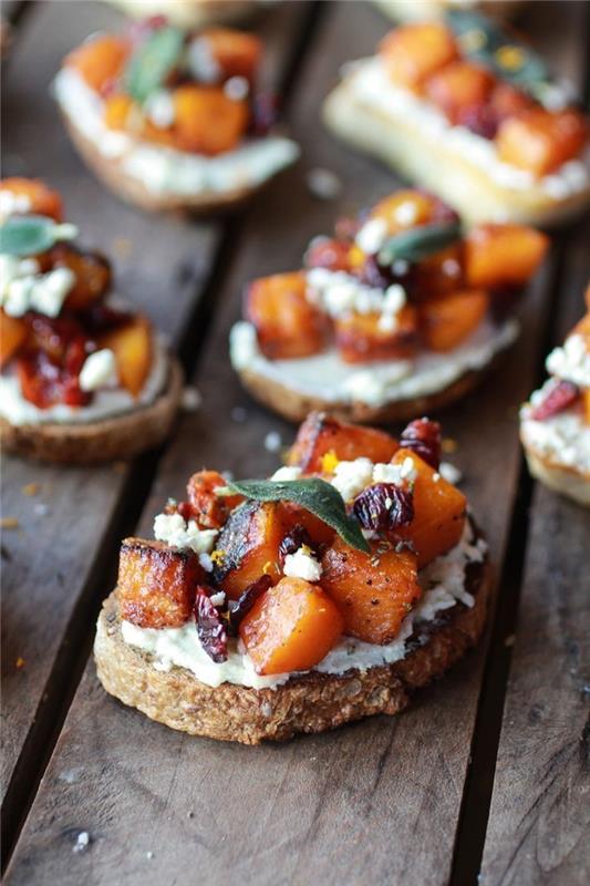 fullkornsbrödskivor, vegetariska aptitretarrecept, hackad och bakad, sötpotatis på toppen