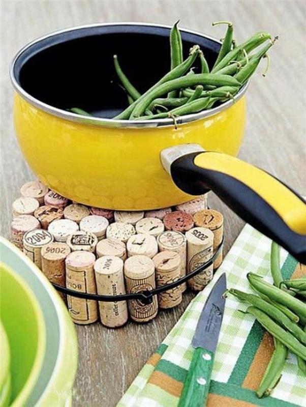 DIY med korkpropp, gul panna och gröna bönor, kökstillbehör