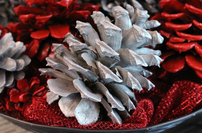 enkel jul -DIY, kreativ dekoration med röda och vita tallkottar