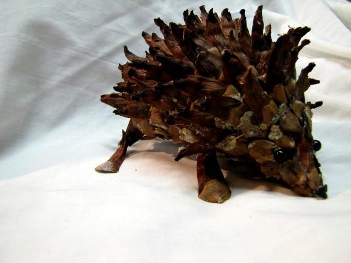 Vianočné remeslo, realistický ježko z borovicovej šišky, tvorba predmetov pre domácich majstrov