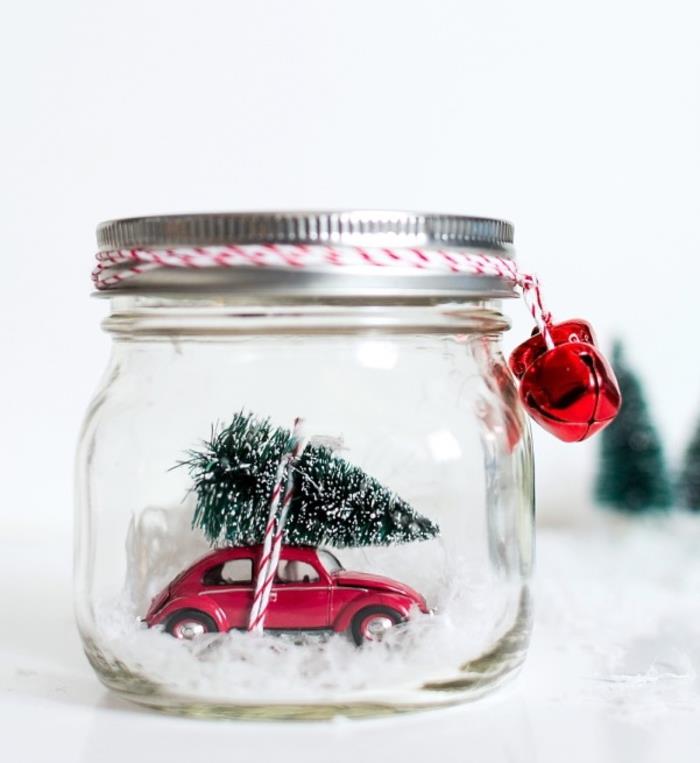 DIY vianočné ozdoby na recykláciu svojich sklenených pohárov na pekné snehové gule ozdobené vianočnými figúrkami