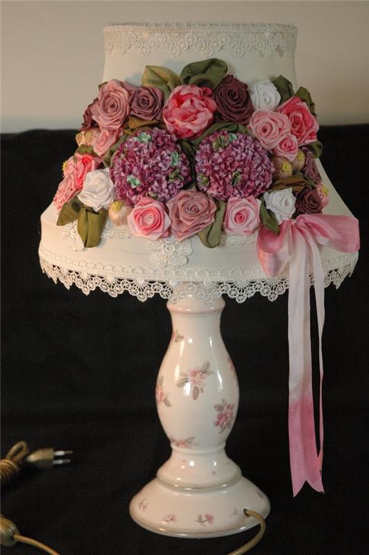 manuell aktivitet, sänglampa dekorerad i rosor, dekorativt föremål i vintagestil