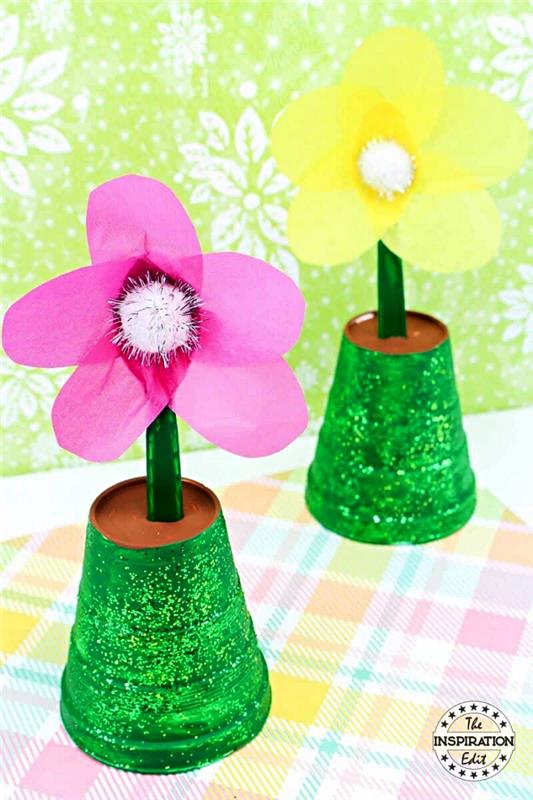 nápad na darček ku dňu matiek, ktorý si vyrobíte sami, papierové kvety v zelenom maľovanom kvetináči