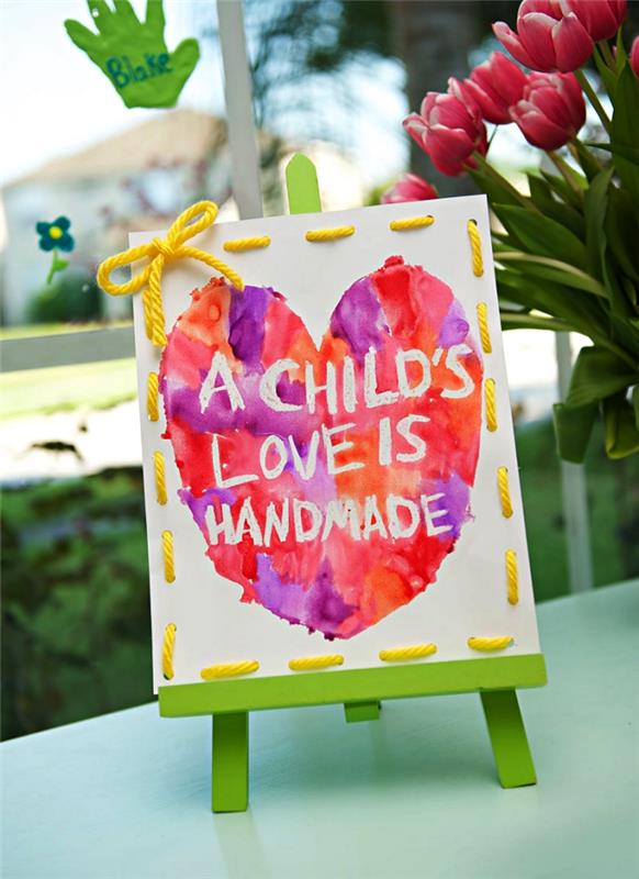 DIY nápad na darček pre mamu, mini umelecká tabuľa s akvarelovým srdcom a personalizovanou správou na želanie Šťastného dňa matiek, Dňa malých matiek pre domácich majstrov