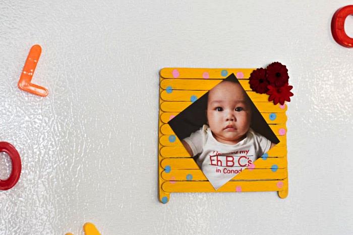 malý darček ku dňu matiek, ktorý vyrobíte s deťmi v materskej škole, domáci fotorámček v žlto maľovaných drevených tyčinkách so vzormi bodiek