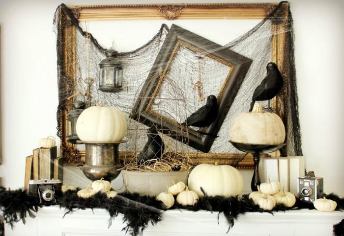 halloween deco, interiör med vita väggar och svarta ramar med spindelnät för Halloween och små vita pumpor
