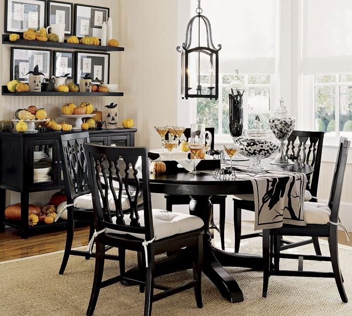 halloween apero, idé hur man ordnar matsalen i vitt och svart, svart runt bord med svarta stolar och vita lock