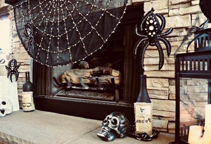 halloween aktiviteter, vardagsrum med öppen spis i sten, dekorativt svart spindelnät med konstgjorda spindlar