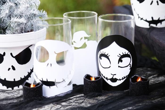 dekorativa föremål för Halloween i vitt och svart, genomskinligt glas med vit och svart Halloween -skalle -dekoration