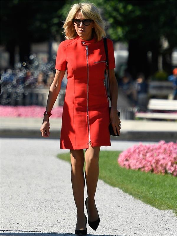 brigitte macron i röd klänning trendig outfit 60 år gammal har zip svarta skor idé chic look kvinna 60 år gammal