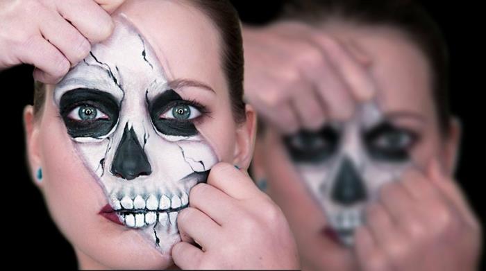 kostrový halloweensky make -up, čiastočne namaľovaná lebka na tvári v čiernej a bielej farbe