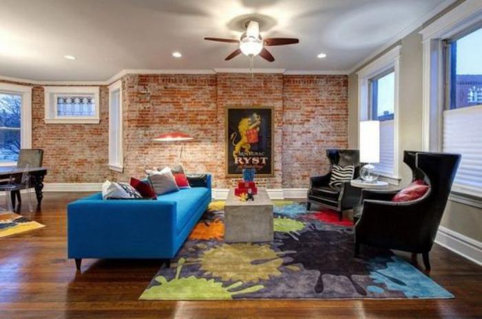 pôvodný-obývacia izba-orientovaná-na-tehly-farebný-koberec-súčasný dizajn
