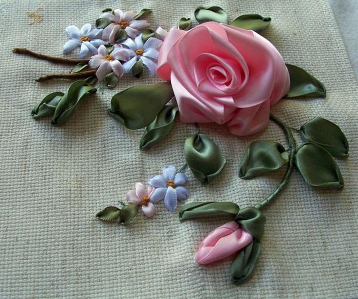 ružovo-stužková-výšivka-a-malé-modré-kvety