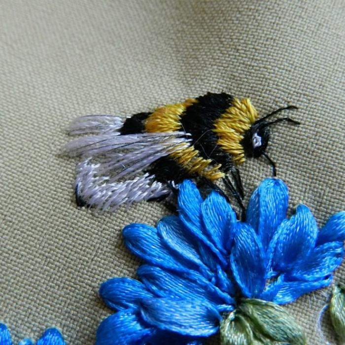 stuha-výšivka-modrý-kvet-a-včela