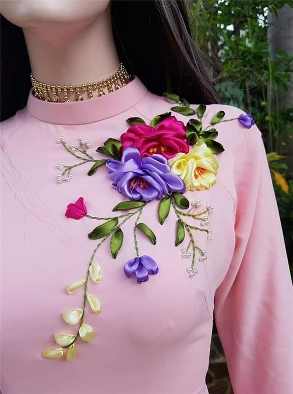 personalizovaná výšivka pre ženu s náhrdelníkom a ružovou blúzkou prispôsobenou stužkami