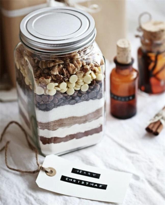 Creazioni fai da te، barattolo con browni all'interno، decorazione con etichetta e bastoncini di cannella