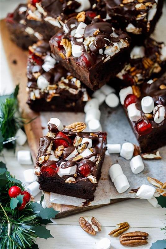 hemlagade julbrownies med marshmallows chokladgranatnötter enkel och original juldessert