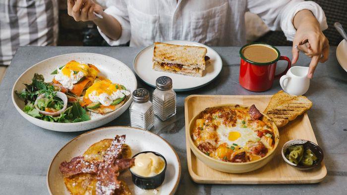 Nedeľný brunch veľa jedál na stole vajíčka benedikt chlieb d oree quiche a cafe au lait