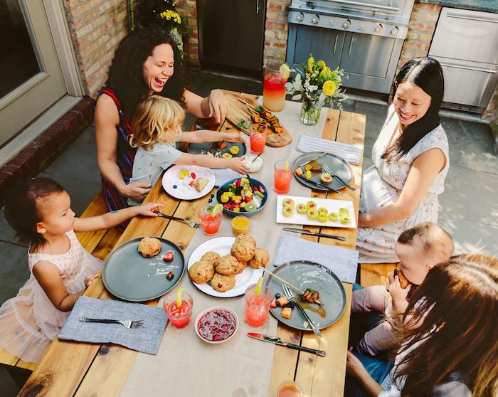 brunch nápad doma mamičky so svojimi deťmi okolo stola s rožkami a džúsom