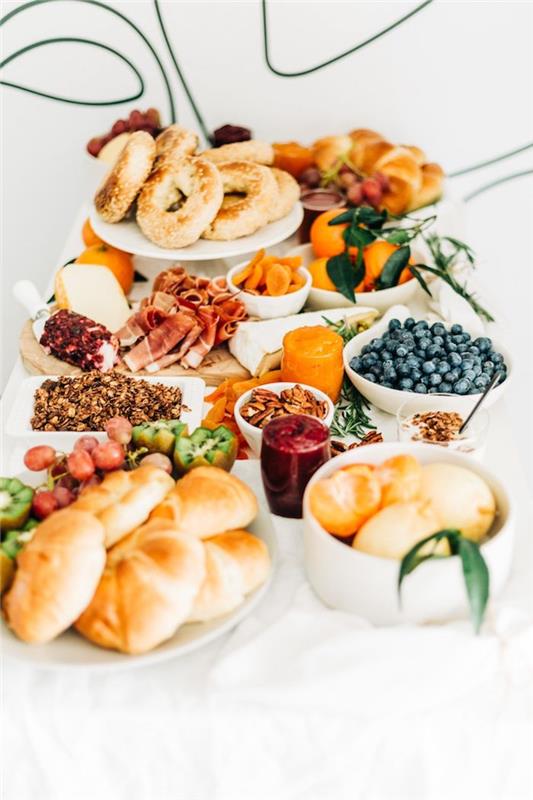 cukrový brunch s ovocnými bagetami, pomarančovým džúsom a klementínkami a syrovým tanierom