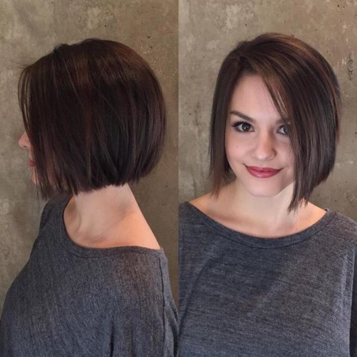 امرأة سمراء مبتسمة ، ترتدي أعلى رمادي غامق ، شعر مفترق من الجانب ، تشكل في pageboy haircut